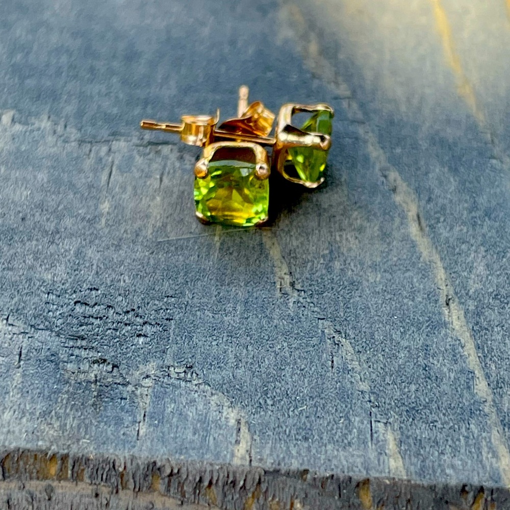 10k Gold Peridot Stud Earrings